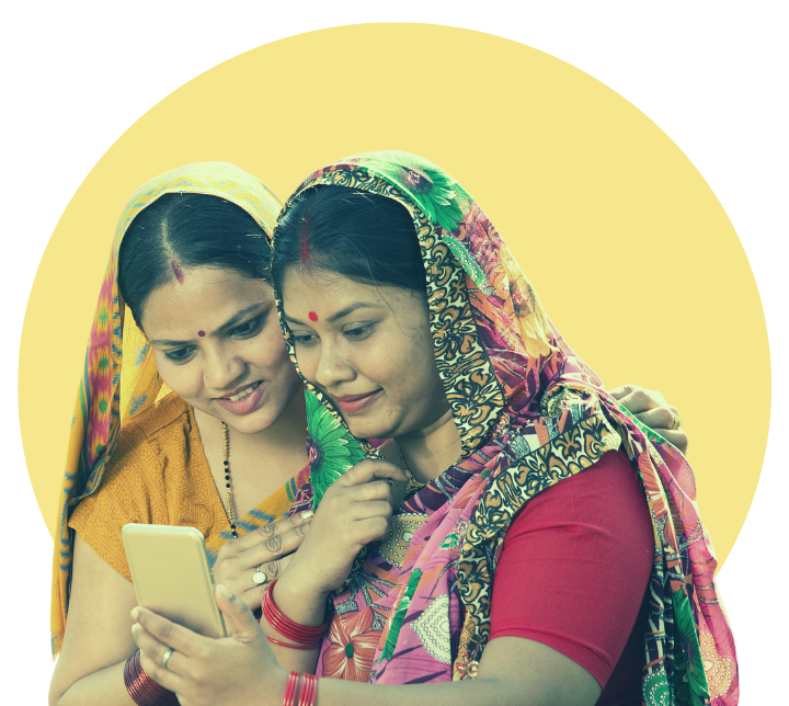 मोबाइल फोन देख रही दो भारतीय महिलाएं