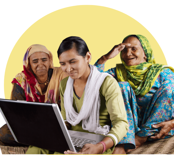 तीन भारतीय महिलाएं लैपटॉप देख मुस्कुरा रही हैं